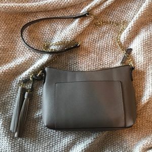 Grey crossbody with gold chain